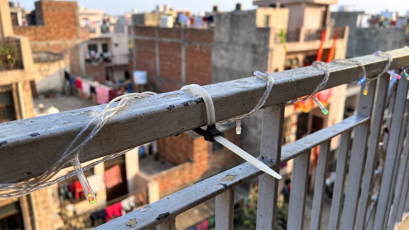 Balcony railing par plastic zip tie se bandhi decorative jhalar